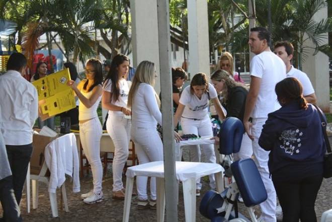 Imagem da Galeria da Notícia: FEF em Ação atrai população de Jales para praça